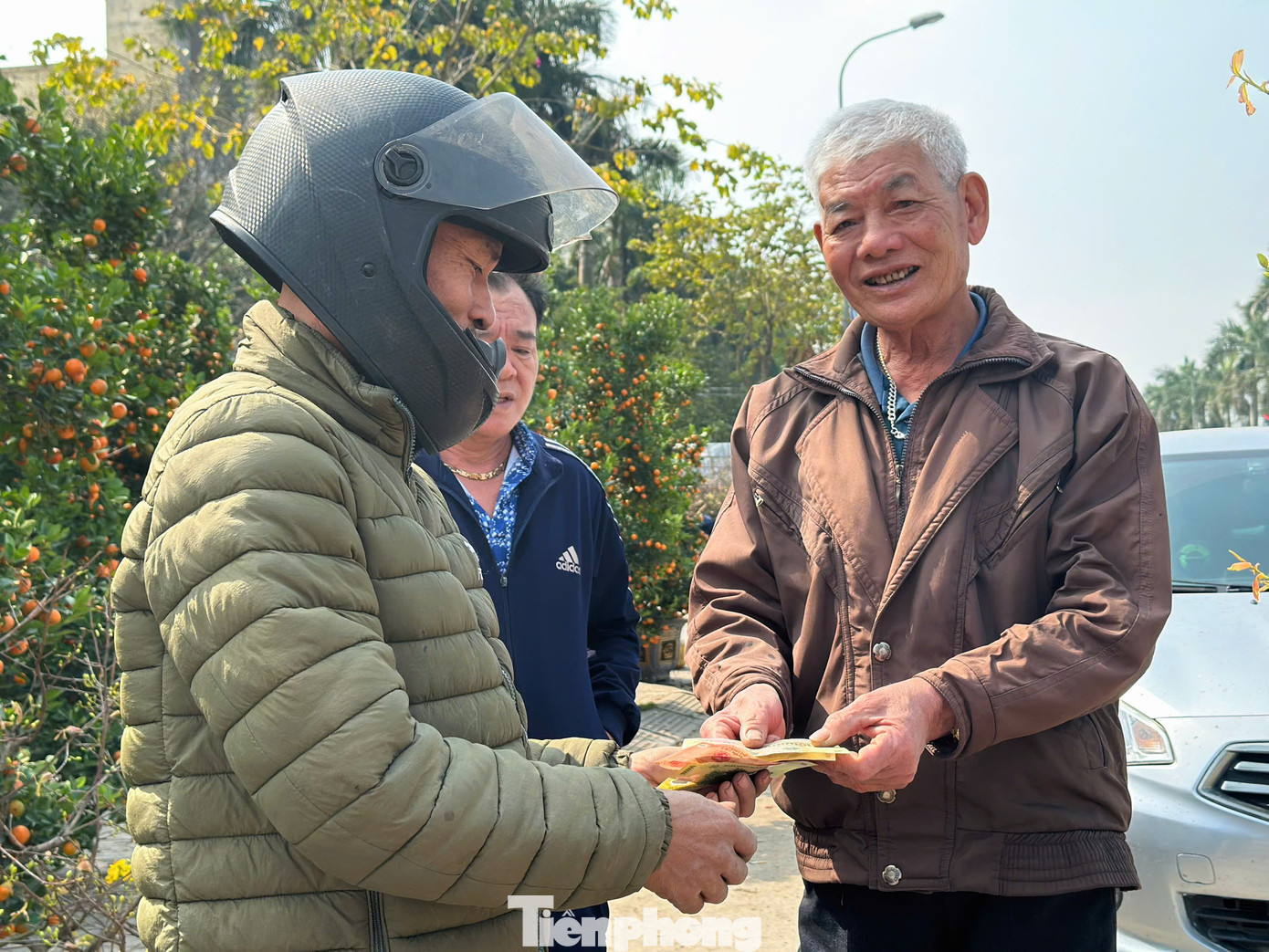 Những người chở hoa, cây cảnh luôn trong tư thế "chạy đua" phục vụ khách những ngày giáp Tết. Dù phải thức khuya dậy sớm nhưng ai cũng hồ hởi, cố gắng để có thêm cái Tết ấm cúng, đủ đầy hơn.