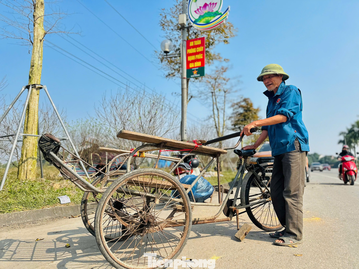 Dọc đường Xô Viết Nghệ Tĩnh (thành phố Hà Tĩnh) hàng chục lao động đưa xe kéo ra đây để phục vụ nhu cầu thuê vận chuyển hoa, cây cảnh về nhà.