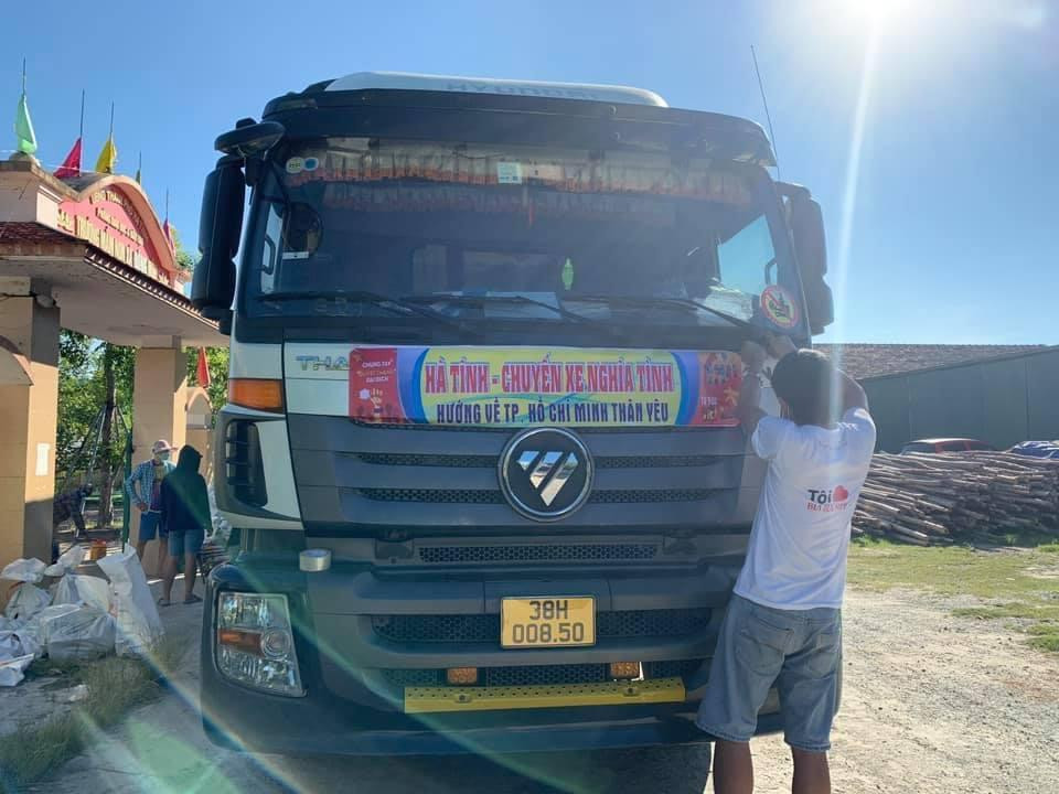 Từng đoàn xe chở hàng chục tấn “quà quê” của người dân Hà Tĩnh đang nườm nượp hướng về đồng bào miền Nam ruột thịt.