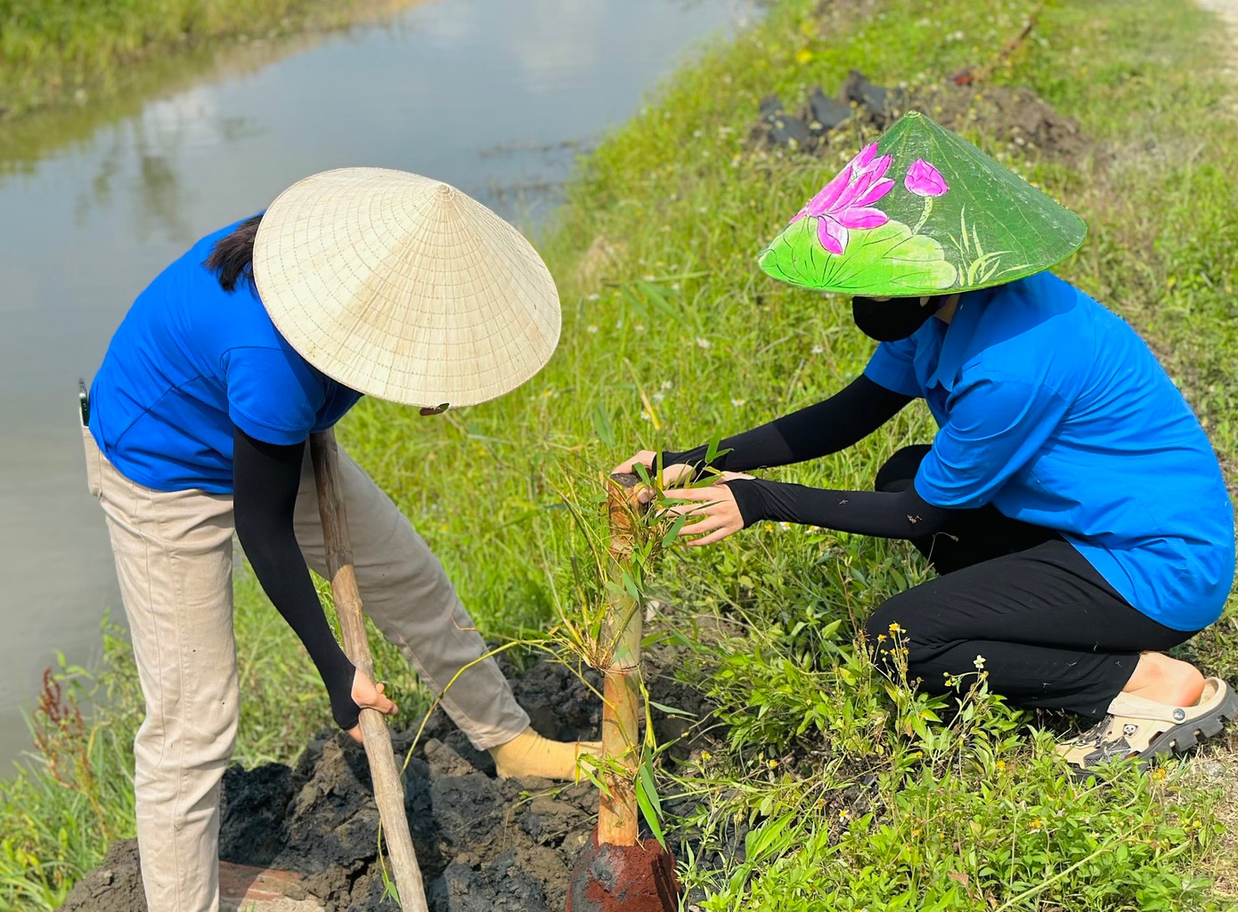 Cũng trong buổi chiều cùng ngày, lực lượng thanh niên phối hợp cùng hội nông dân xã Thạch Hưng trồng tre tại khu vực hồ Đập Lỗ.