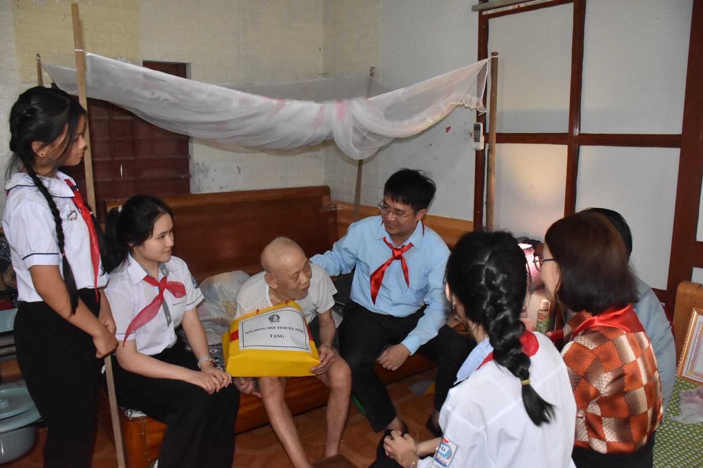 Tặng quà cho các gia đình có công với cách mạng là các nhân chứng lịch sử đã trực tiếp tham gia Chiến dịch Điện Biên Phủ.