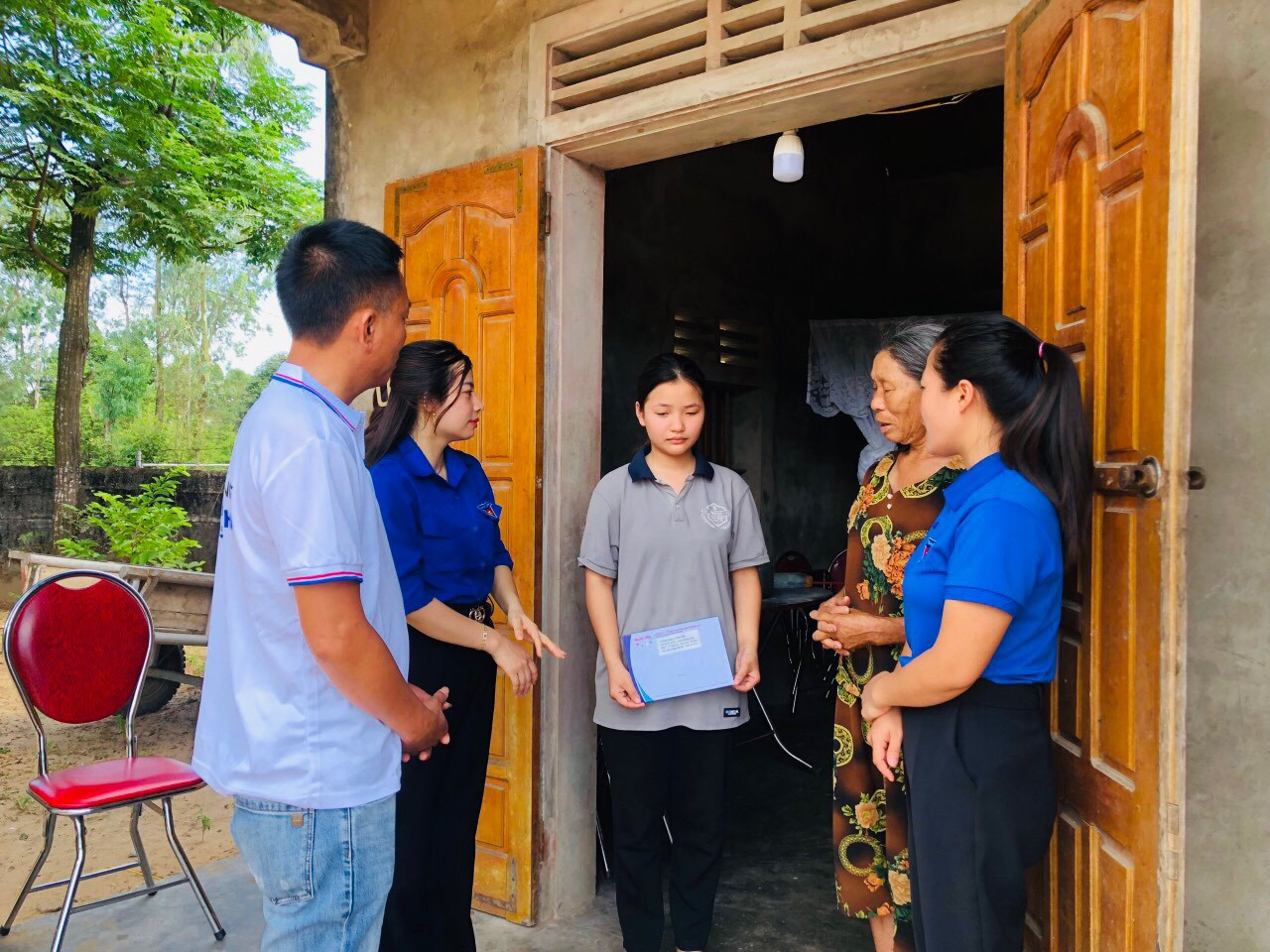 Năm nay, kỳ thi tuyển sinh vào lớp 10 tại Hà Tĩnh diễn ra vào ngày 6/6. Vì thế từ ngày 5/6, các cơ sở Đoàn trên toàn tỉnh đã triển khai nhiều hoạt động. Trong đó tổ chức trao tặng quà &quot;Nghị lực mùa thi&quot; nhằm hỗ trợ những thí sinh có hoàn cảnh khó khăn.