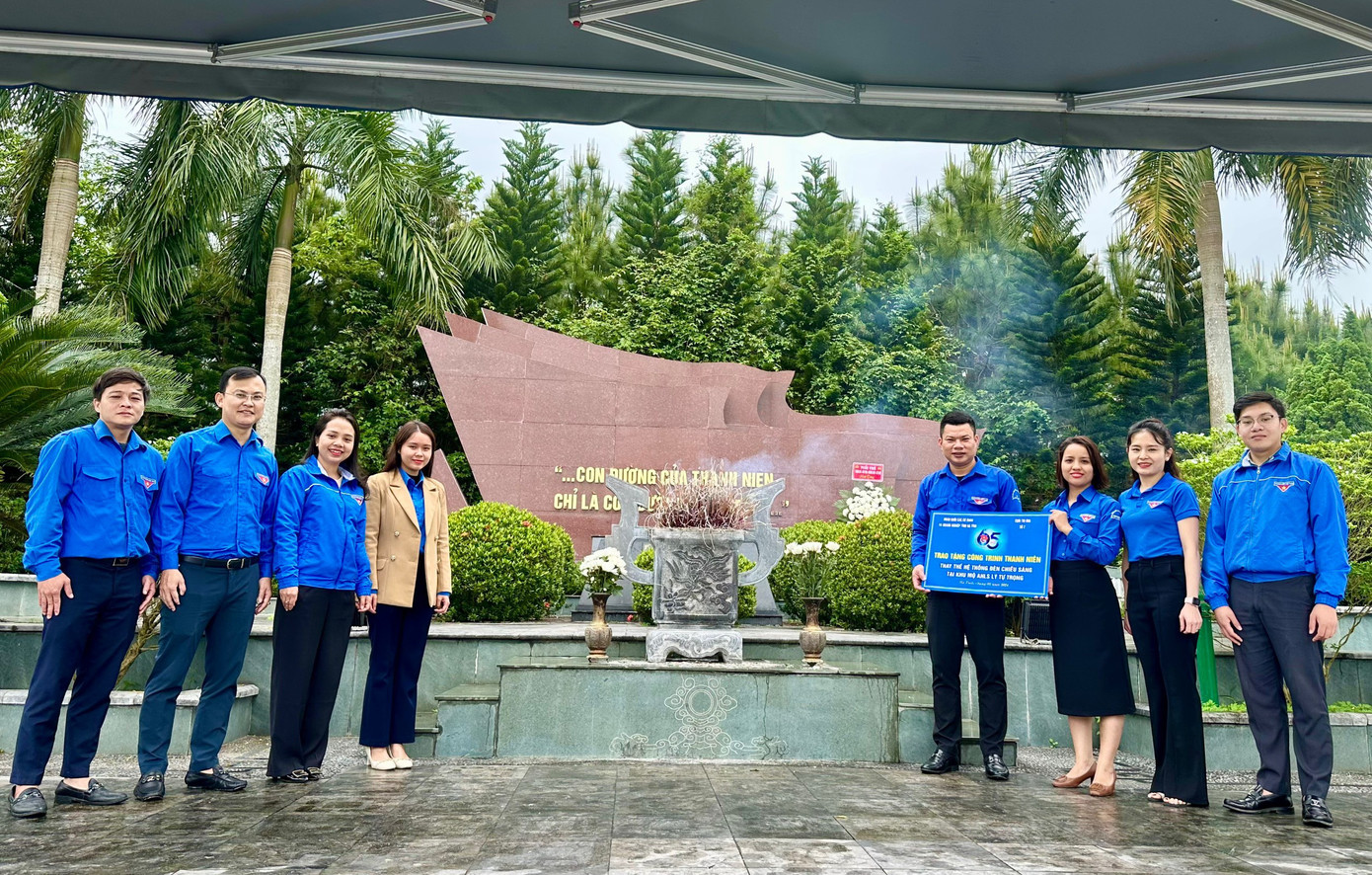 Trao tặng công trình thanh niên thay mới hệ thống đèn chiếu sáng tại Khu mộ Anh hùng Liệt sỹ Lý Tự Trọng trị giá 15 triệu đồng.