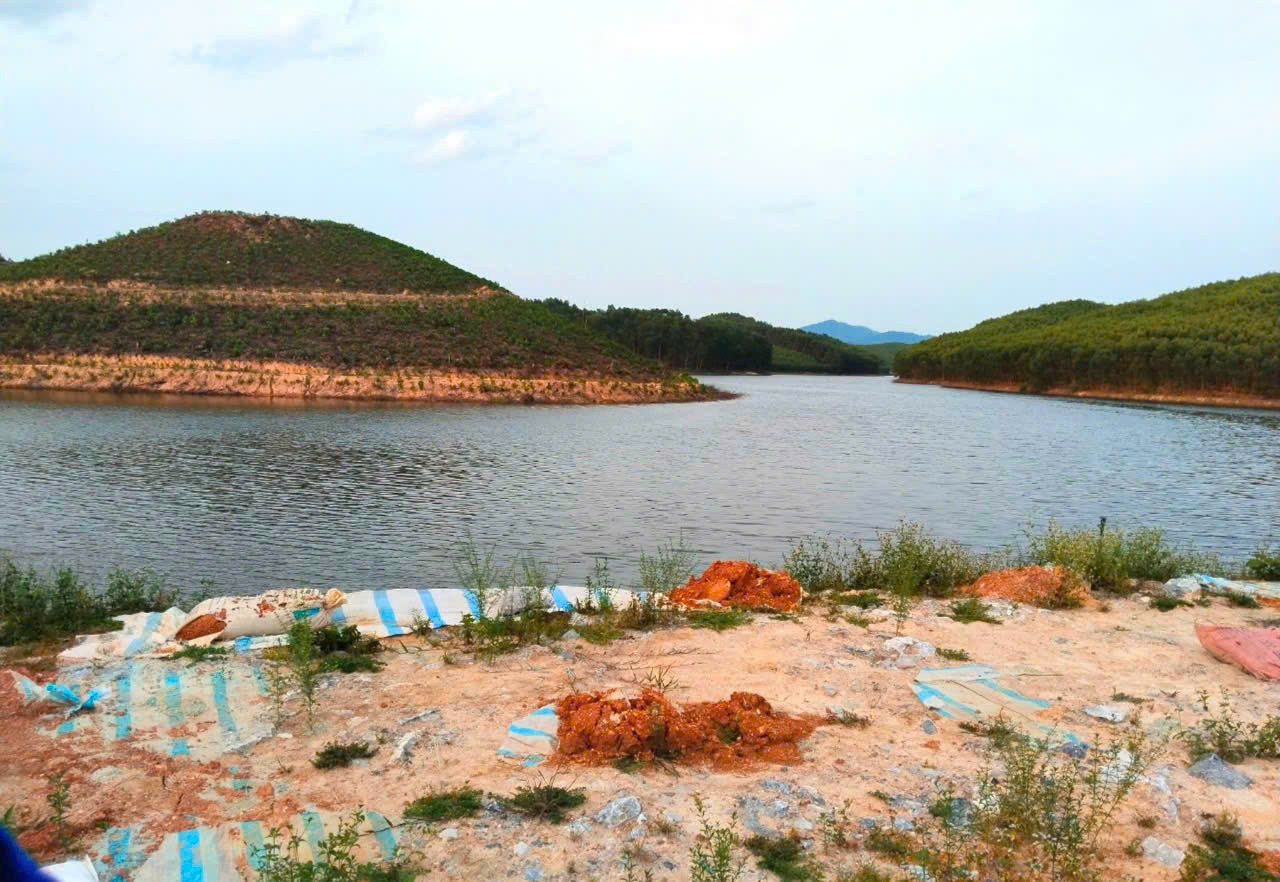 Tại Hà Tĩnh có 348 hồ chứa thủy lợi, trong đó hơn 130 công trình hồ đập bị hư hỏng, xuống cấp, đặc biệt, có 47 công trình hồ chứa xung yếu, tiềm ẩn nguy cơ cao. Tại Hà Tĩnh có 348 hồ chứa thủy lợi, trong đó hơn 130 công trình hồ đập bị hư hỏng, xuống cấp, đặc biệt, có 47 công trình hồ chứa xung yếu, tiềm ẩn nguy cơ cao.