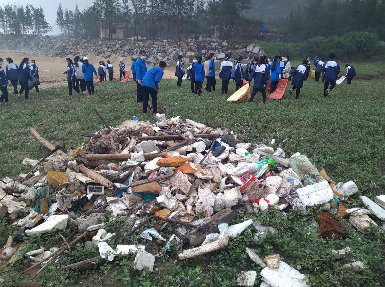 Khối lượng rác được nhóm thanh niên tình nguyện thu gom từ bờ biển.