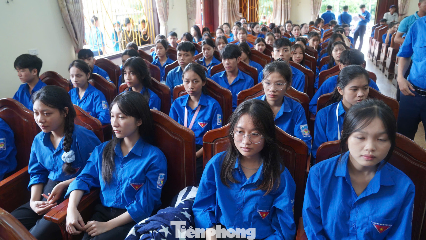 Nhân dịp Kỷ niệm 110 năm Ngày sinh anh Lý Tự Trọng, ban tổ chức cũng trình chiếu phim hoạt hình về anh Lý Tự Trọng tại UBND xã Việt Tiến, huyện Thạch Hà. Phim hoạt hình về anh Lý Tự Trọng là một trong những nội dung của công trình giáo dục truyền thống “Sáng mãi tên anh” do T.Ư Đoàn chỉ đạo Đoàn Khối cơ quan Trung ương xây dựng. Trong ảnh nhiều đoàn viên thanh niên tại xã Việt Tiến xem phim về anh Lý Tự Trọng.