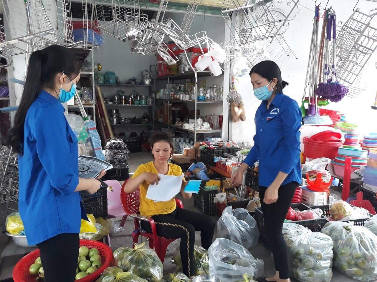Đoàn thanh niên tình nguyện tuyên truyền chống dịch cho các tiểu thương ở khu vực chợ.