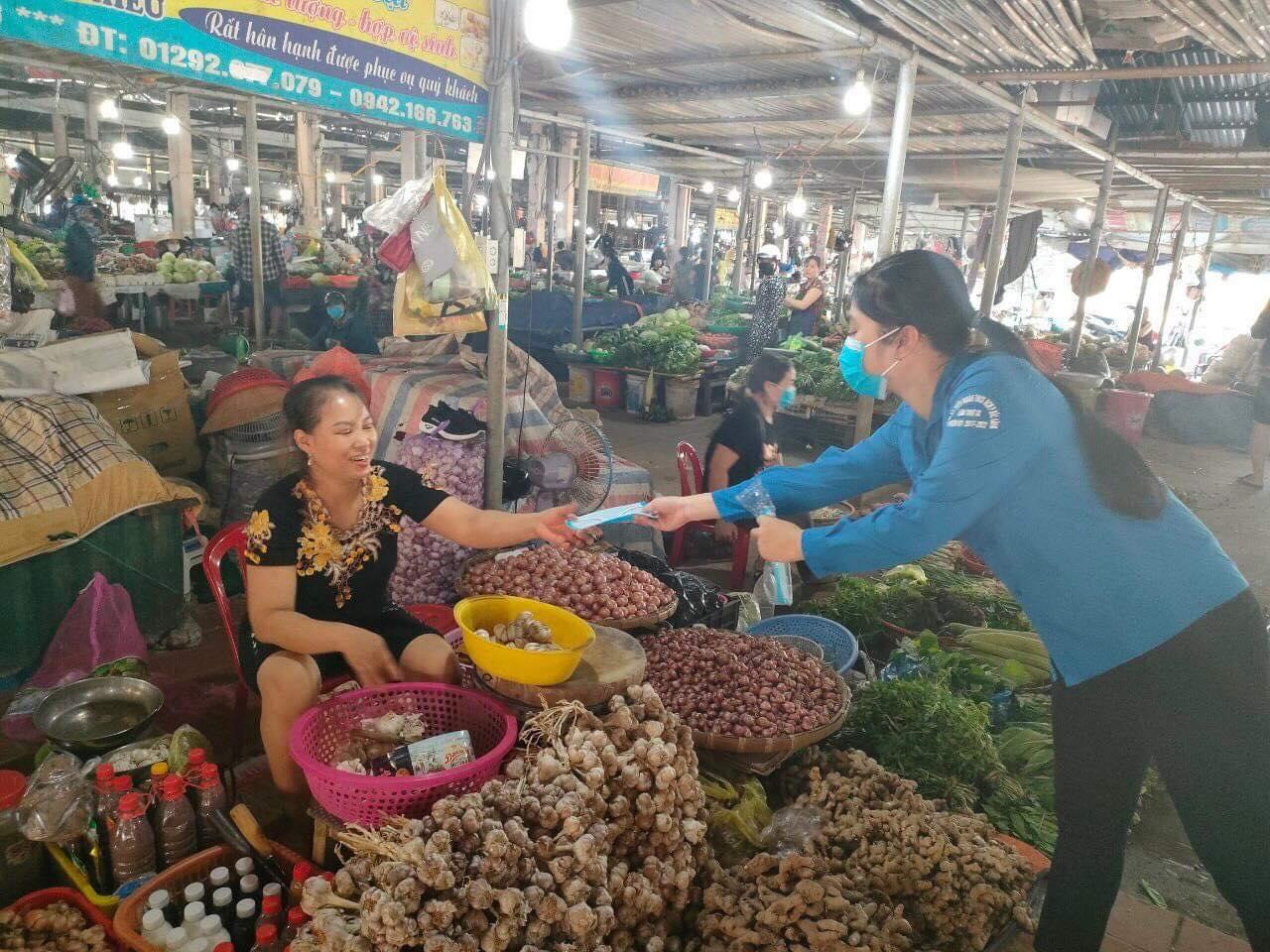Đoàn thanh niên thị xã Hồng Lĩnh phát khẩu trang miễn phí cho những người dân tại chợ.