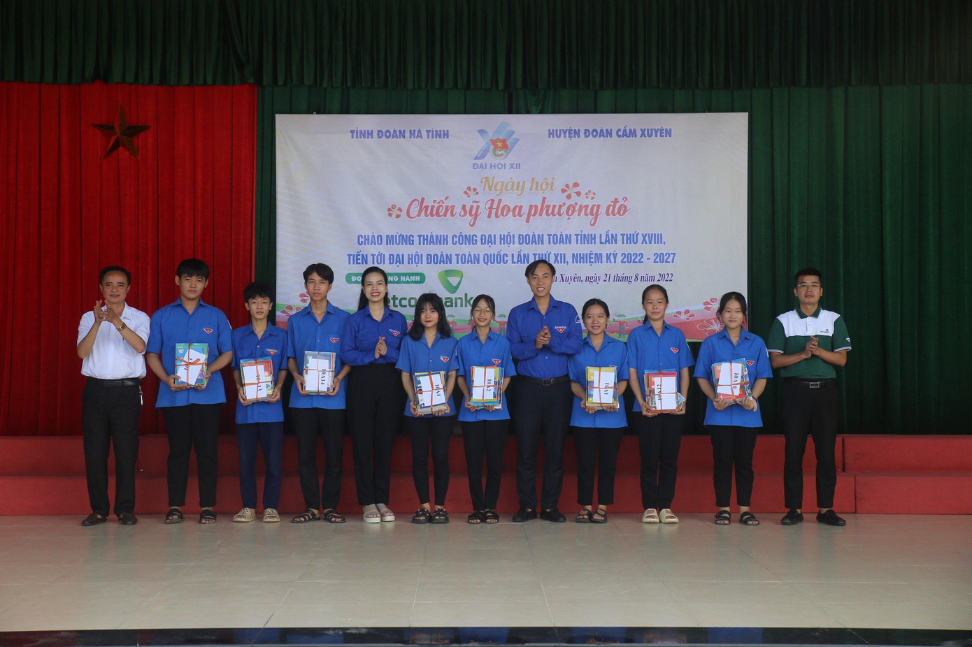 Ngoài ra tại điểm Trường THPT Cẩm Bình, Huyện Cẩm Xuyên, các tình nguyện viên đã ra quân lao động vệ sinh trường lớp chuẩn bị năm học mới; tham gia lao động hỗ trợ xây dựng Nông thôn mới tại xã Cẩm Bình; tổ chức CLB Tiếng Anh “Ngôi nhà trí tuệ” xã Cẩm Duệ. Ngoài ra tại điểm Trường THPT Cẩm Bình, Huyện Cẩm Xuyên, các tình nguyện viên đã ra quân lao động vệ sinh trường lớp chuẩn bị năm học mới; tham gia lao động hỗ trợ xây dựng Nông thôn mới tại xã Cẩm Bình; tổ chức CLB Tiếng Anh “Ngôi nhà trí tuệ” xã Cẩm Duệ.