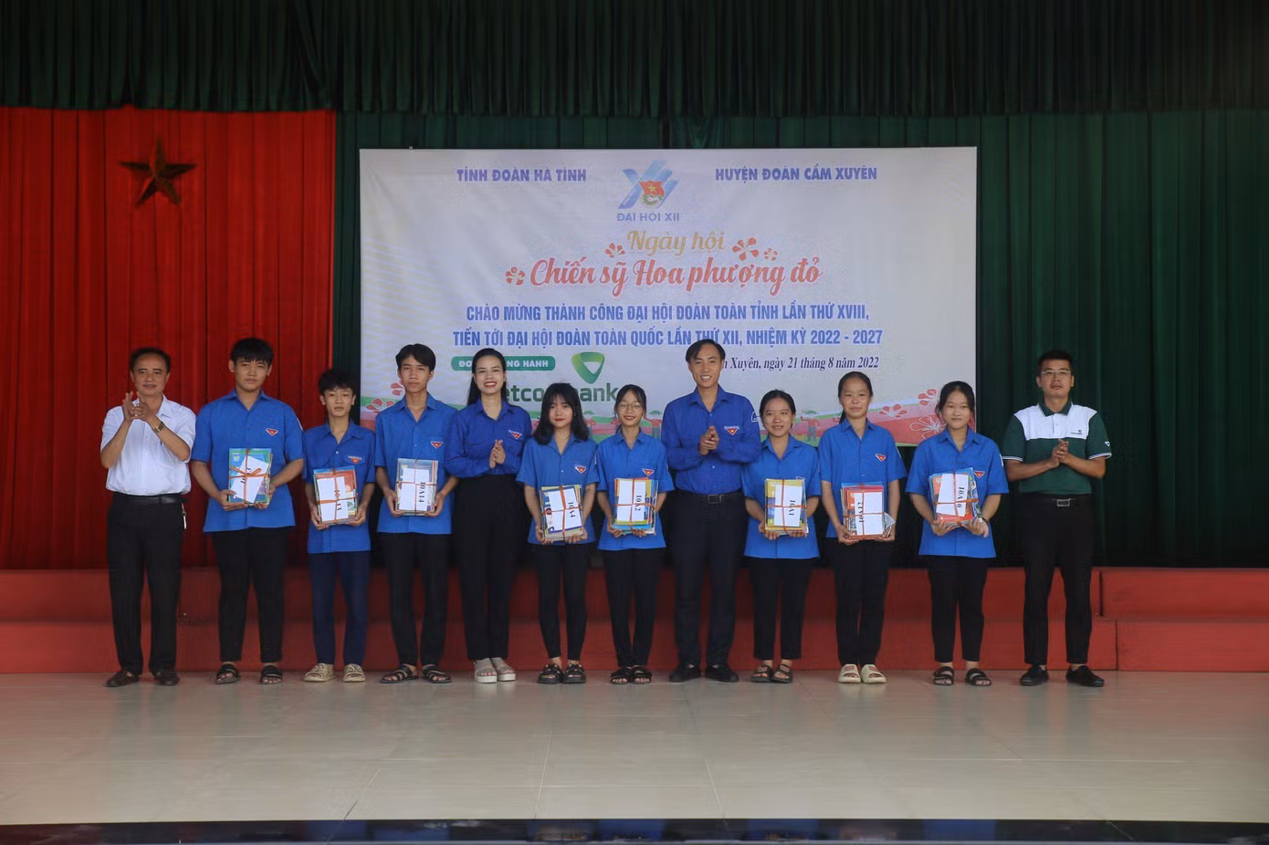 Ngoài ra tại điểm Trường THPT Cẩm Bình, Huyện Cẩm Xuyên, các tình nguyện viên đã ra quân lao động vệ sinh trường lớp chuẩn bị năm học mới; tham gia lao động hỗ trợ xây dựng Nông thôn mới tại xã Cẩm Bình; tổ chức CLB Tiếng Anh “Ngôi nhà trí tuệ” xã Cẩm Duệ.