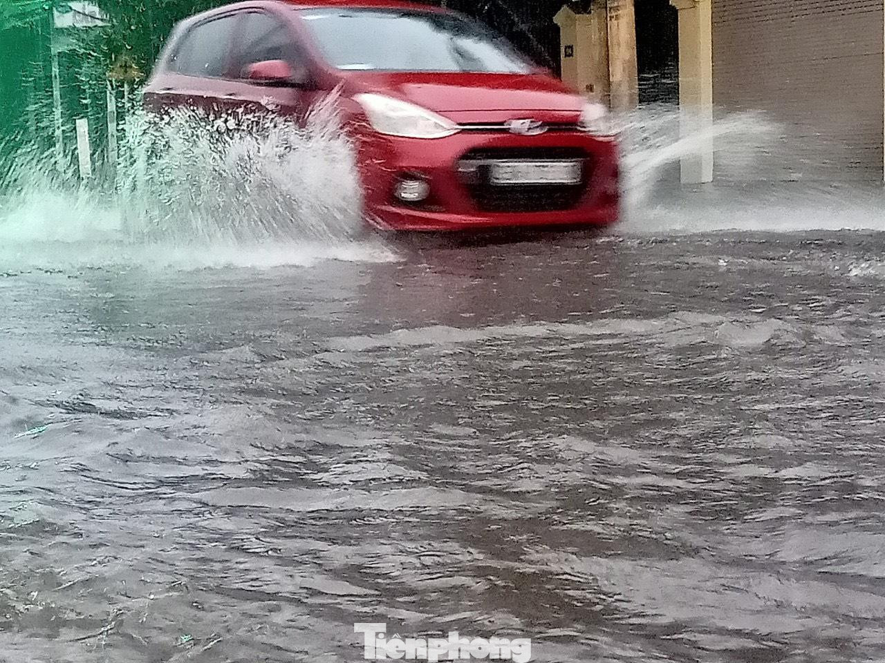 Nhiều điểm bị ngập sâu nhưng người dân vẫn cố di chuyển để về nhà.