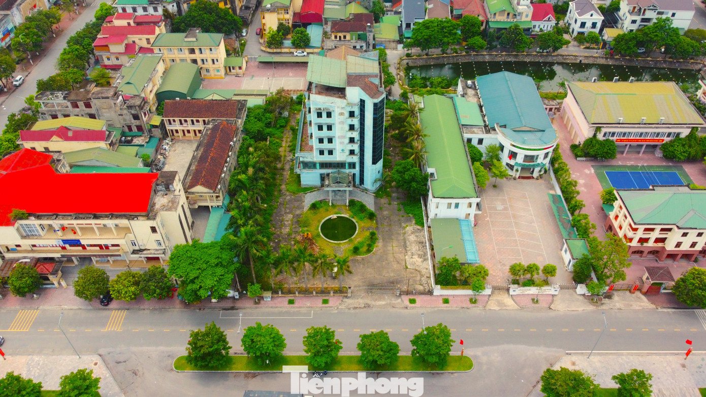 Cách đó vài trăm mét, nhà khách Hương Sen nằm trên đường Nguyễn Chí Thanh cũng trong tình trạng bỏ hoang.