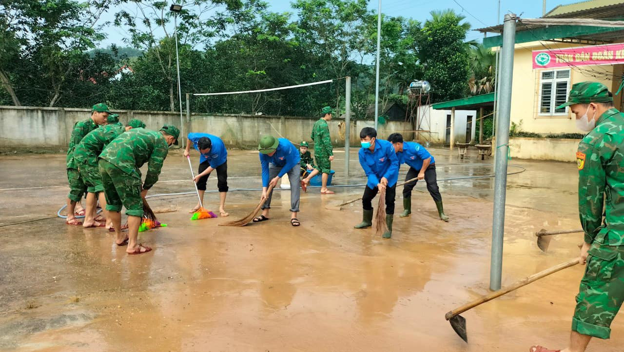Trong ngày 2/11, hơn 120 đoàn viên thanh niên các lực lượng gồm: Ban thanh niên Công an Hà Tĩnh, Đoàn thanh niên Bộ đội Biên phòng Hà Tĩnh, Công an Hương Khê cùng các đoàn viên thanh niên trên địa bàn đã đến những vùng bị ảnh hưởng mưa lũ để giúp nhân dân khắc phục hậu quả.