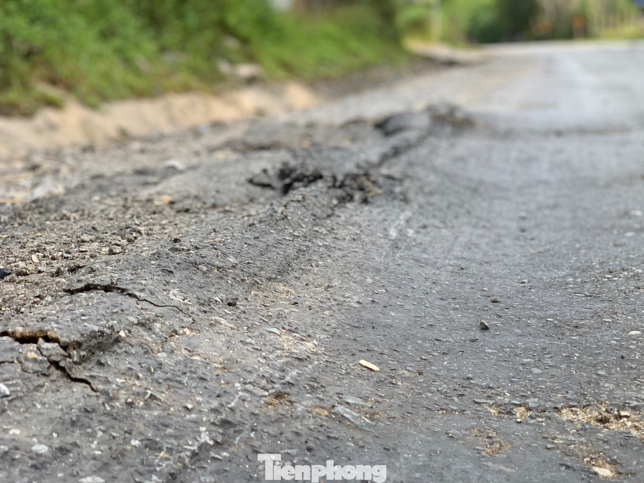 Các vệt lún “sống trâu” kéo dài hàng trăm mét, xuất hiện ở nhiều vị trí trên dọc quốc lộ.