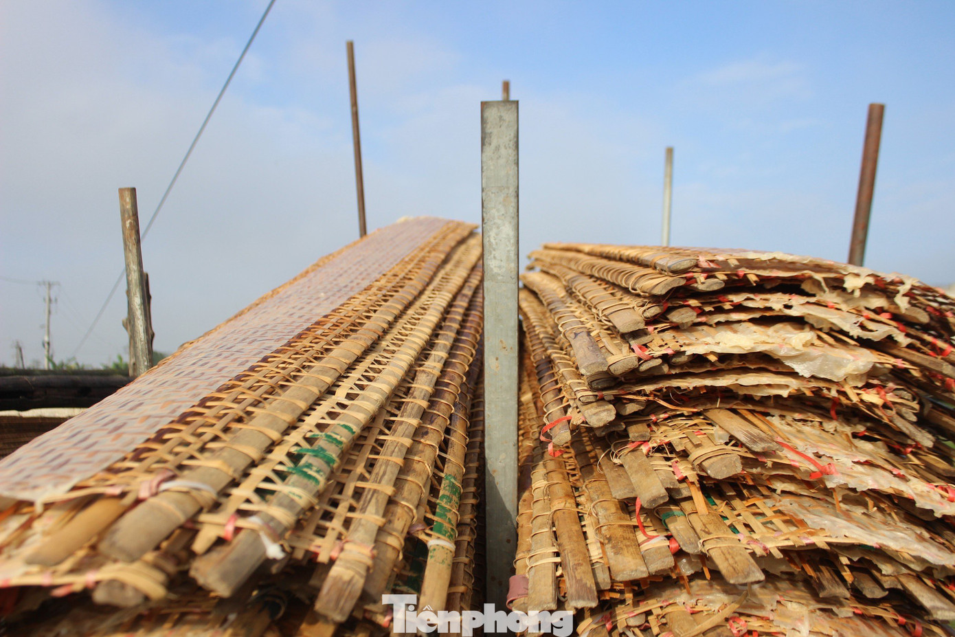 Nghề bánh đa nem xã Thạch Hưng không chỉ đem lại giá trị kinh tế, tạo công ăn việc làm cho bà con mà còn là nơi lưu giữ và phát huy những giá trị của làng nghề truyền thống. Nghề bánh đa nem xã Thạch Hưng không chỉ đem lại giá trị kinh tế, tạo công ăn việc làm cho bà con mà còn là nơi lưu giữ và phát huy những giá trị của làng nghề truyền thống.