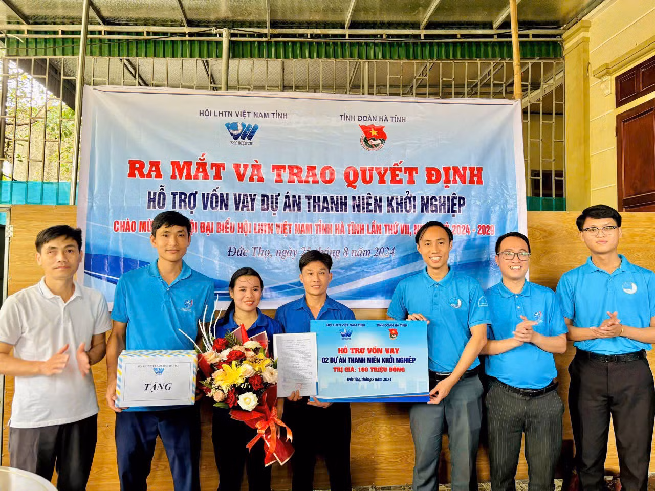 Đại diện Hội LHTN Việt Nam tỉnh và Huyện Đoàn Đức Thọ trao biểu trưng hỗ trợ 2 mô hình trên địa bàn.
