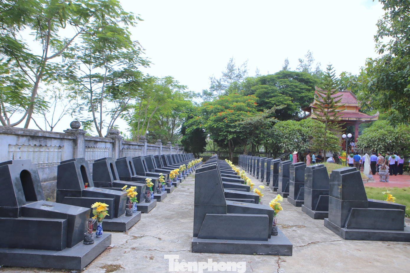 53 ngôi mộ gió được xây dựng trong khuôn viên di tích lịch sử cầu Nhe, phía trước là ngôi mộ chung của 53 chiến sĩ hy sinh.