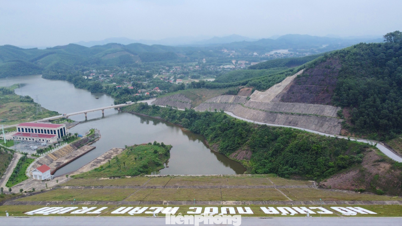 Với cao trình thiết kế đỉnh đập đạt 57,8 m, dung tích hồ chứa 775 triệu m³, hồ Ngàn Trươi - Cẩm Trang cho thấy hiệu quả tích nước và điều tiết lũ hiệu quả cho vùng hạ du. Với cao trình thiết kế đỉnh đập đạt 57,8 m, dung tích hồ chứa 775 triệu m³, hồ Ngàn Trươi - Cẩm Trang cho thấy hiệu quả tích nước và điều tiết lũ hiệu quả cho vùng hạ du.