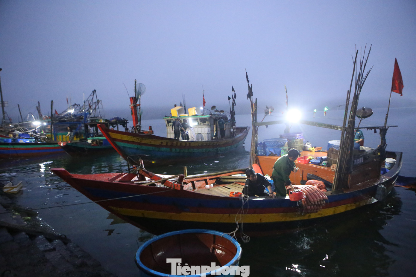 Hàng chục tàu cá của ngư dân cập cảng cá Cửa Sót, xã Thạch Kim (huyện Lộc Hà, Hà Tĩnh), trên khoang đầy ắp cá, tôm.