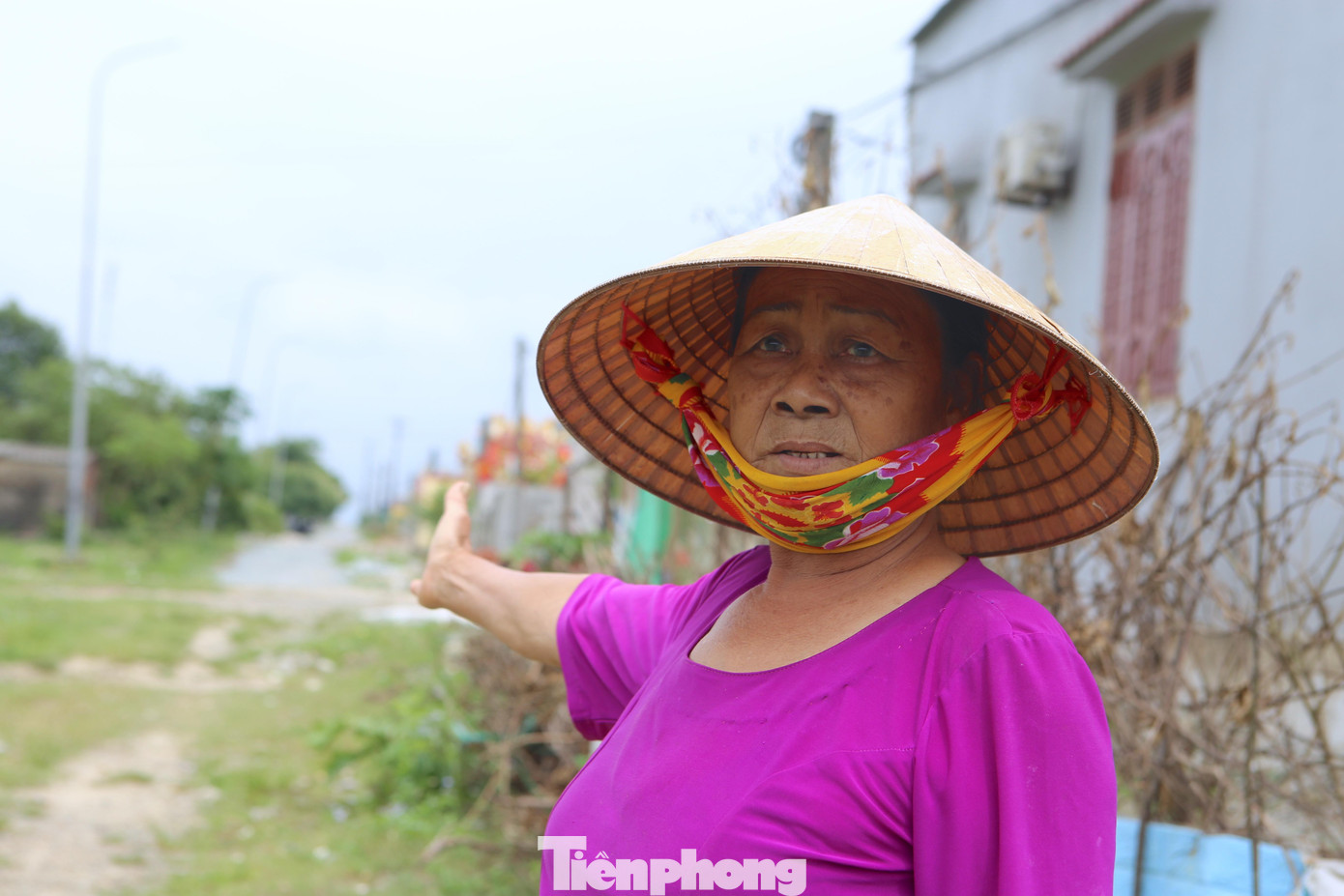 Còn gia đình bà Nguyễn Thị Ngại (70 tuổi, trú thôn 2, khu tái định cư Tân Phúc Thành) chia sẻ, gia đình bà lên khu tái định cư vào đợt 2. Khi di chuyển lên đây để sinh sống, đường sá vẫn chưa hoàn thiện như cam kết ban đầu. Vì để ngăn nước chảy vào nhà, gia đình đã tự bỏ tiền túi để xây dựng một phần bê tông trước nhà. Mặt đường nham nhở, đường chưa được trải thảm khiến cho cuộc sống người dân bị ảnh hưởng.
