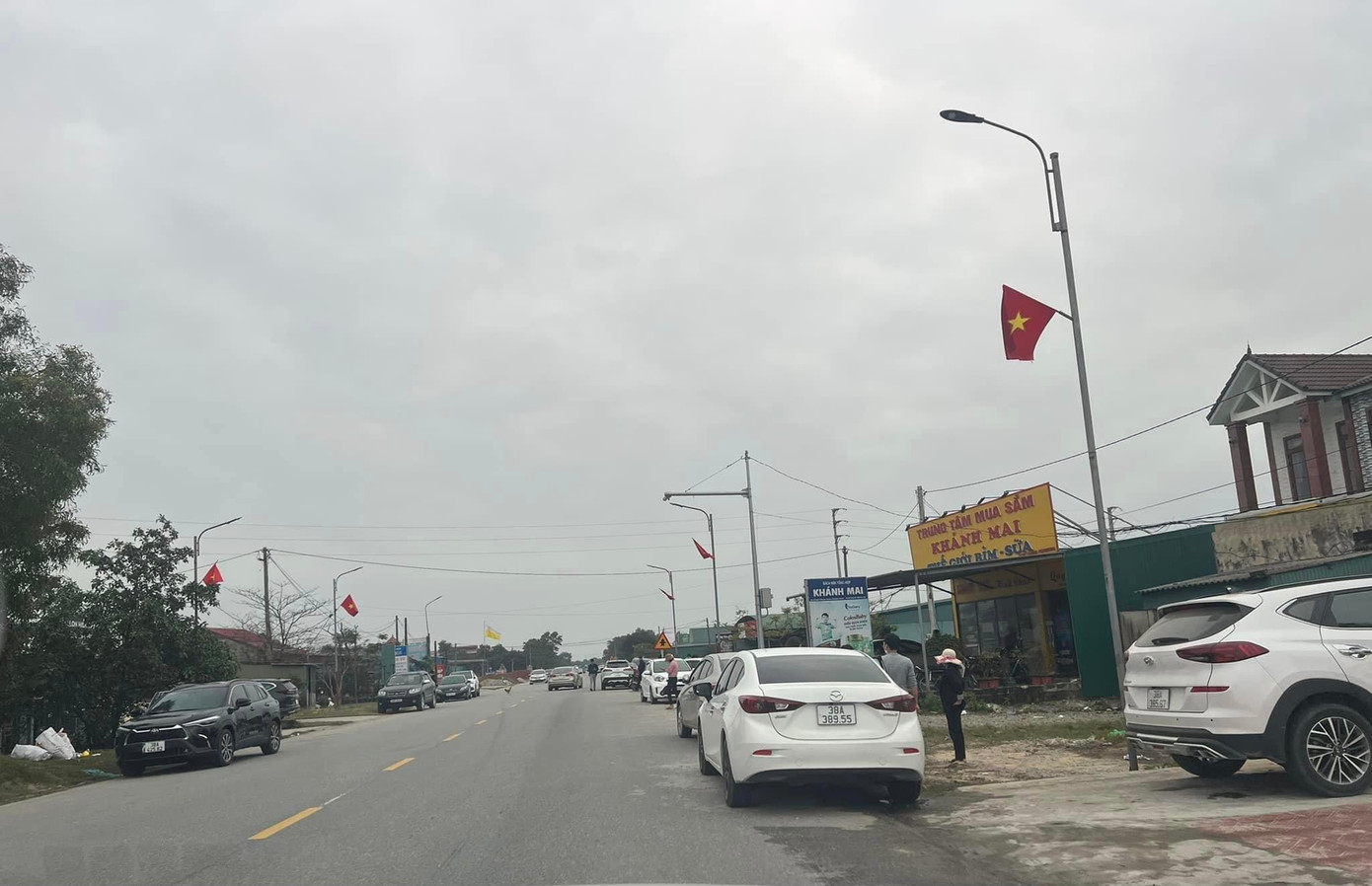 Khung cảnh tại xã Yên Hoà sau khi có thông tin khảo sát dự án, xe và người về tại vùng quê này để tạo sốt sảo đất.