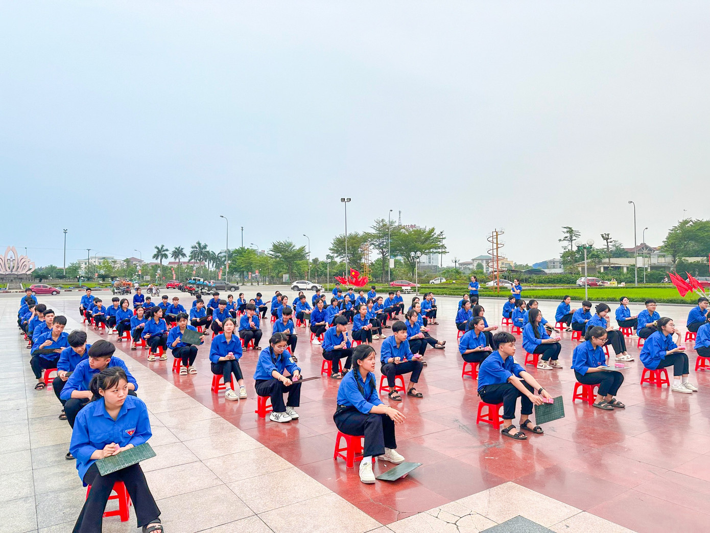 Dịp này, Thành Đoàn Hà Tĩnh cũng tổ chức buổi sinh hoạt chính trị, tìm hiểu về thân thế, sự nghiệp của cố Tổng Bí thư Trần Phú và 70 năm Chiến thắng Điện Biên Phủ với 100 đoàn viên, đội viên tham gia.