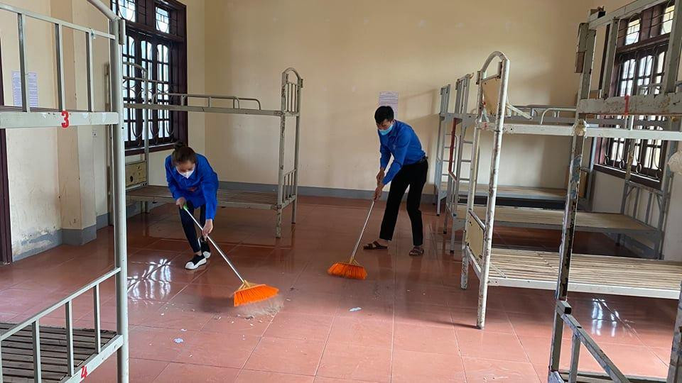 Dù là ngày nghỉ lễ, nhưng hàng chục đoàn thanh niên tình nguyện viên huyện Thạch Hà vẫn đến dọn dẹp trong khu vực cách ly.