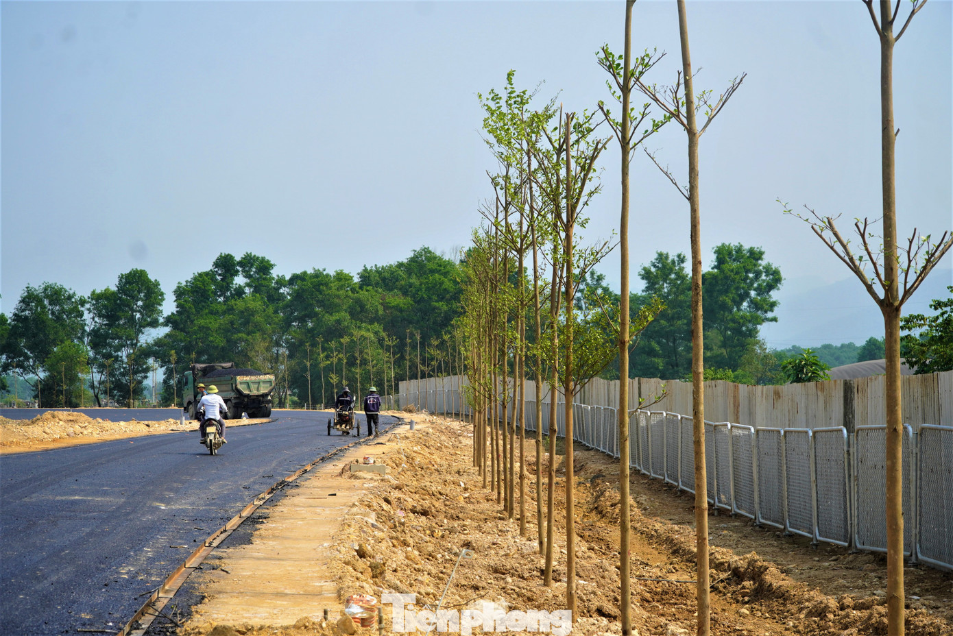 Những phần việc như lắp đặt tôn hộ lan, hàng rào bảo vệ cũng đang được các tổ công nhân chia từng vị trí để thi công.