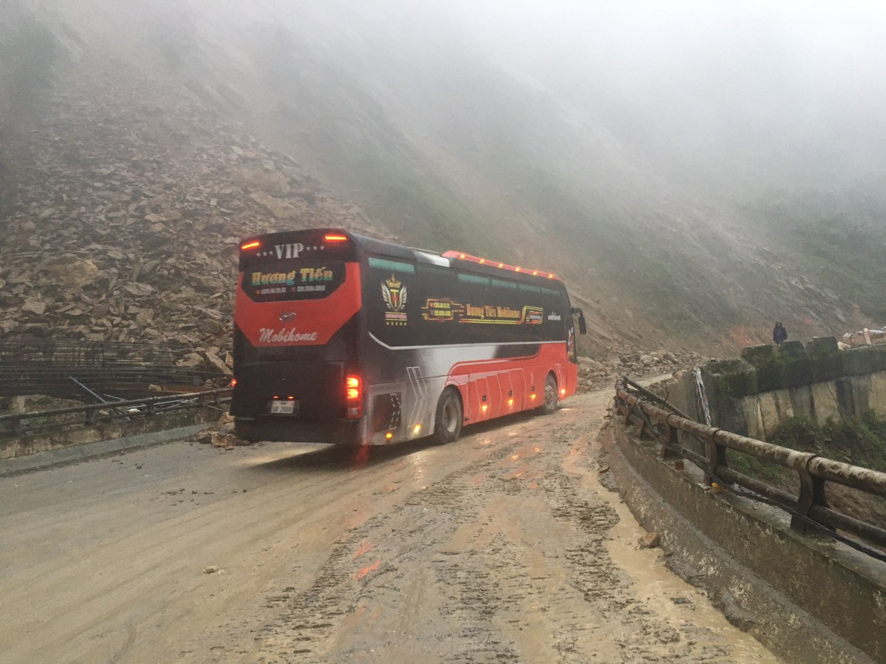 Sau khi khắc phục sự cố sạt lở, giao thông được lưu thông trở lại.