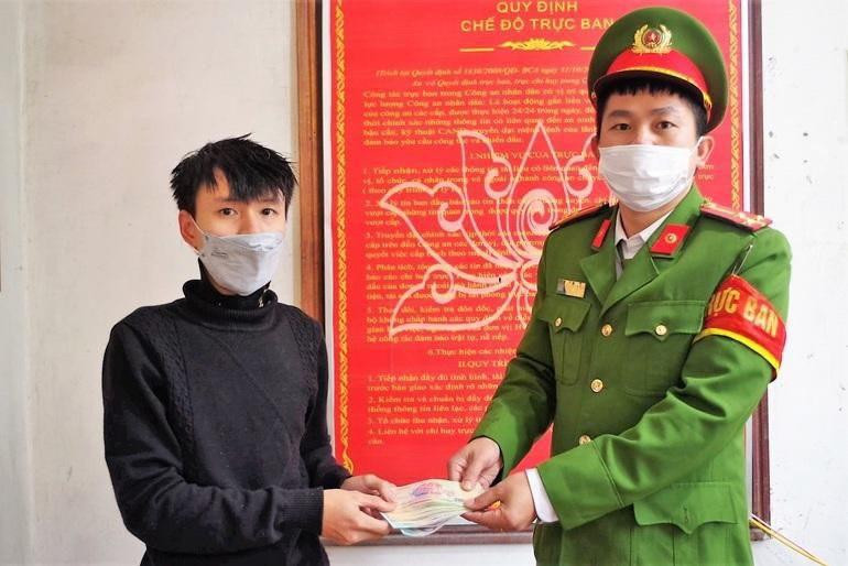 Anh Dũng phối hợp cùng lực lượng công an trả lại số tiền cho người đánh rơi. Anh Dũng phối hợp cùng lực lượng công an trả lại số tiền cho người đánh rơi.