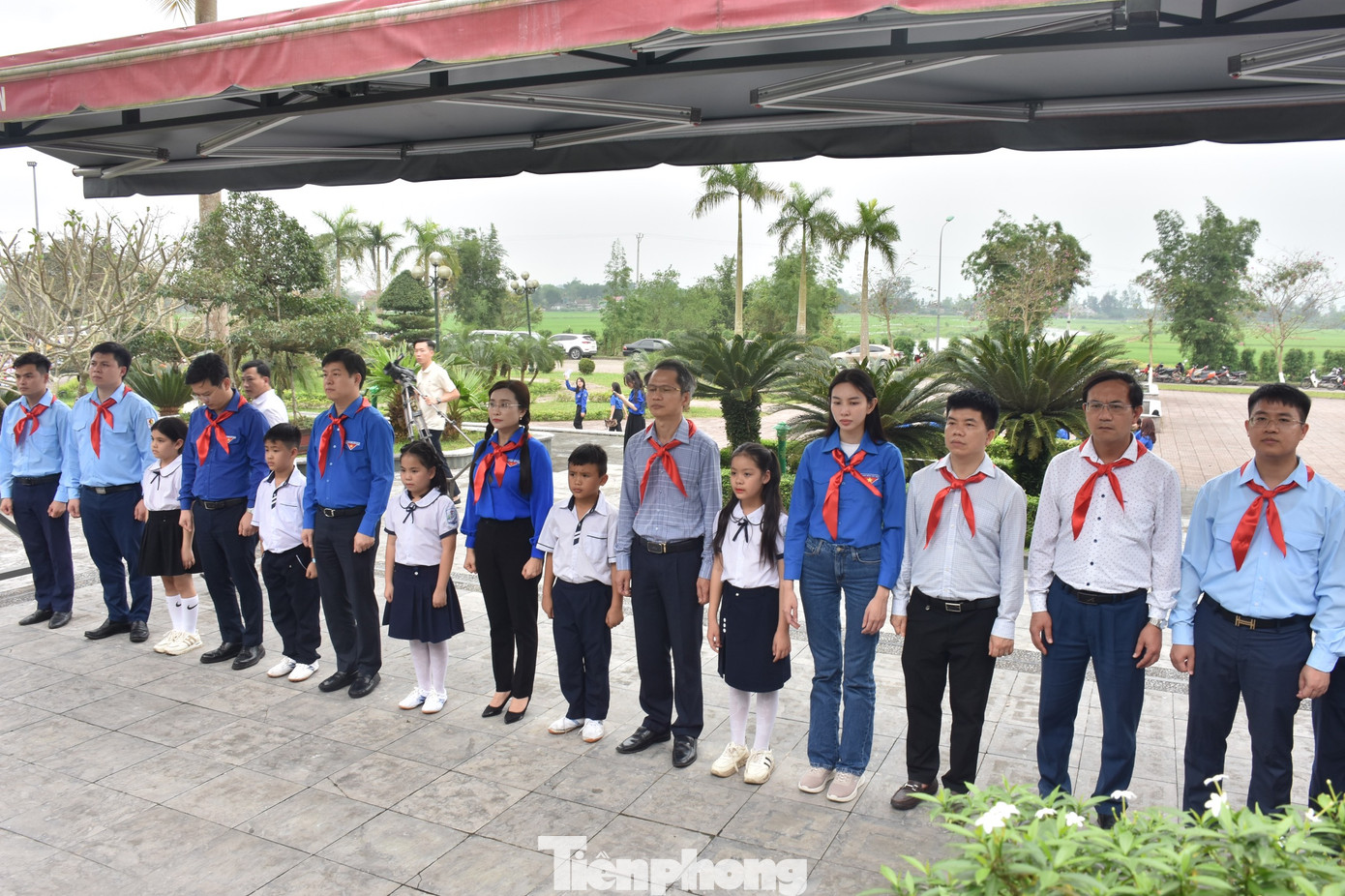 Đoàn đại biểu dâng hương tại khu mộ Anh hùng liệt sỹ Lý Tự Trọng. (Ảnh HN)