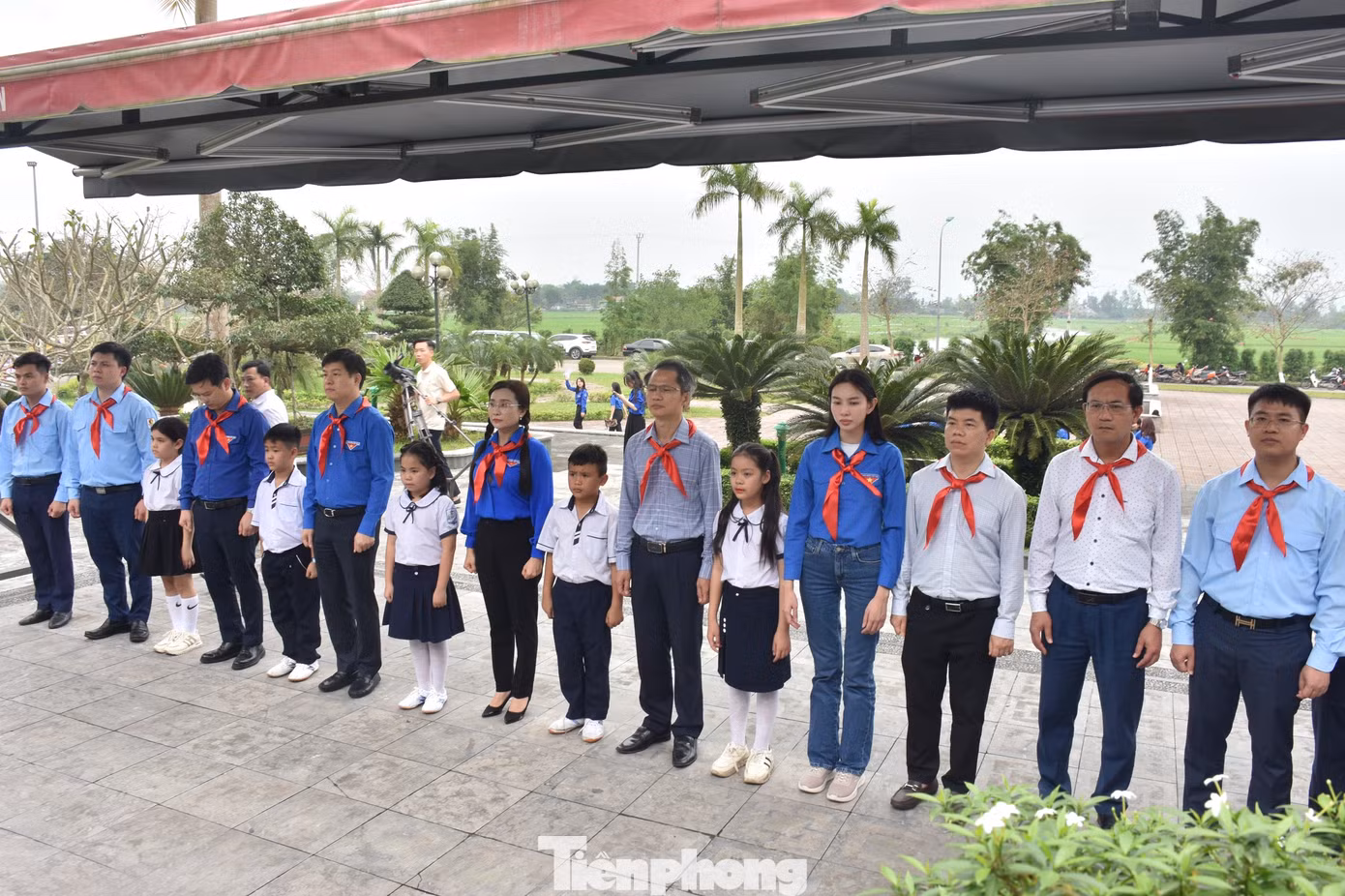 Đoàn đại biểu dâng hương tại khu mộ Anh hùng liệt sỹ Lý Tự Trọng. (Ảnh HN)