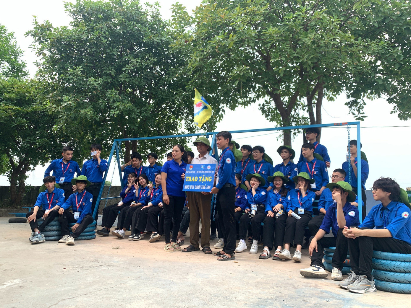 Hoàng Minh Đức, Đội trưởng hội đồng hương Nghệ Tĩnh - Trường Đại học Bách khoa Hà Nội cho biết, trong 7 ngày tình nguyện tại Cẩm Sơn, nhóm đã phụ giúp người dân dọn dẹp khuôn viên trường học; tổ chức các lớp sinh hoạt hè; làm khu vui chơi cho trẻ em với kinh phí 10 triệu đồng, rửa xe gây quỹ tặng quà cho người nghèo….