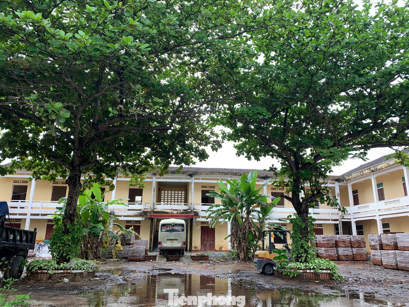 Theo lãnh đạo Trường Tiểu học thị trấn Phố Châu, trước đây trường phân thành 2 cơ sở dạy. Tuy nhiên đến nay đã chuyển về cơ sở mới để học, nên bỏ hoang một điểm trường. Hiện huyện đang triển khai phương án để xử lý nhằm tránh lãng phí.