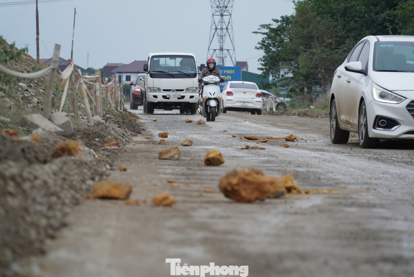 Đáng nói, mặt đường cũng xuất hiện hàng trăm ổ gà, lồi lõm, hư hỏng nghiêm trọng khiến việc di chuyển qua khu vực này gặp nhiều khó khăn. Trong ảnh phương tiện di chuyển qua khu vực này rất đông, có những thời điểm nhà thầu thi công khiến đất đá rơi từ cầu vượt xuống mặt đường quốc lộ 8. Những phiến đá trở thành chướng ngại vật khiến giao thông qua lại gặp khó khăn.