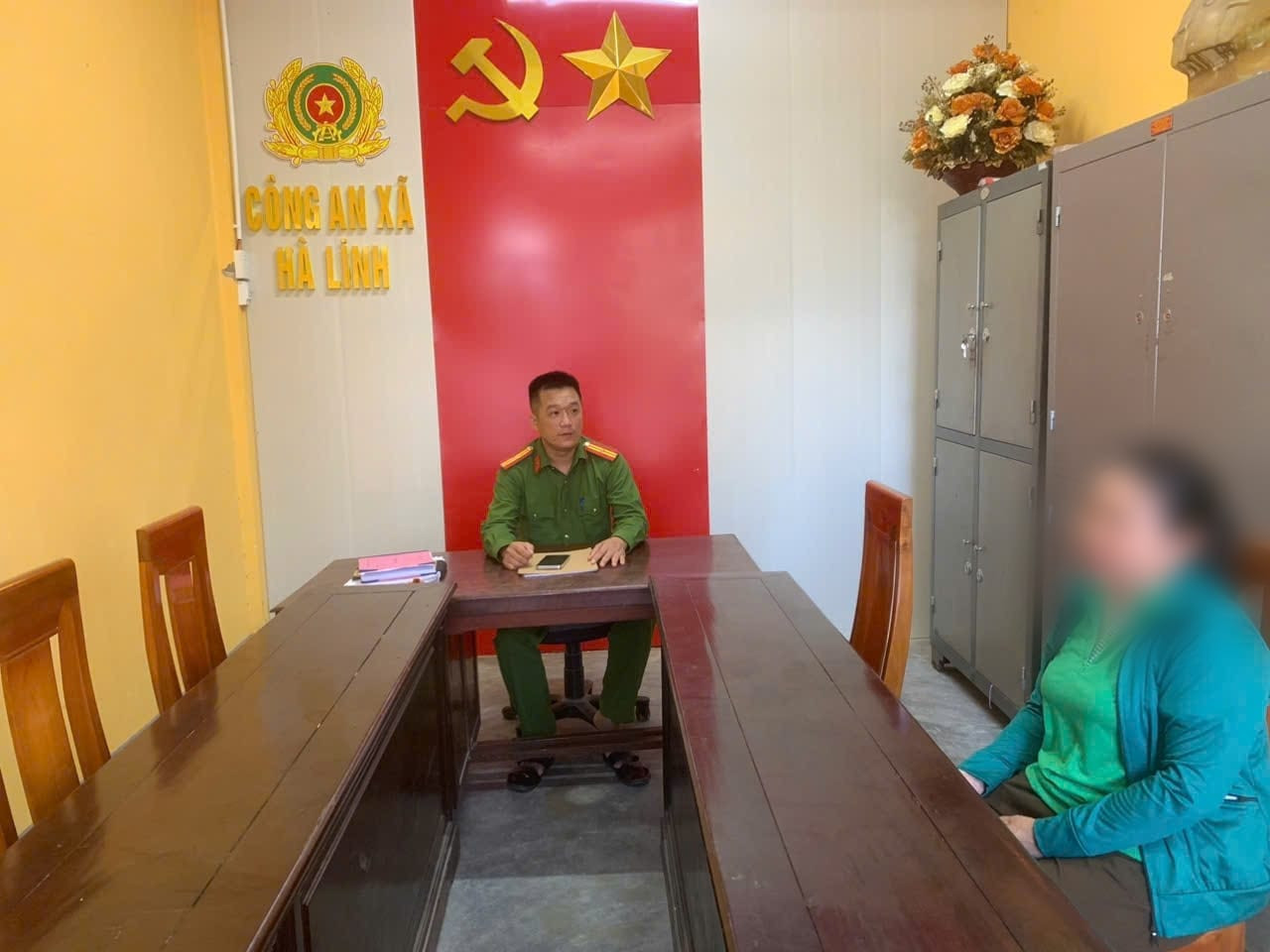 Công an xã Hà Linh tuyên truyền giúp chị T. thoát khỏi bẫy lừa đảo.