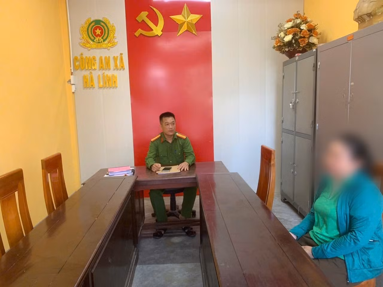 Công an xã Hà Linh tuyên truyền giúp chị T. thoát khỏi bẫy lừa đảo. Công an xã Hà Linh tuyên truyền giúp chị T. thoát khỏi bẫy lừa đảo.