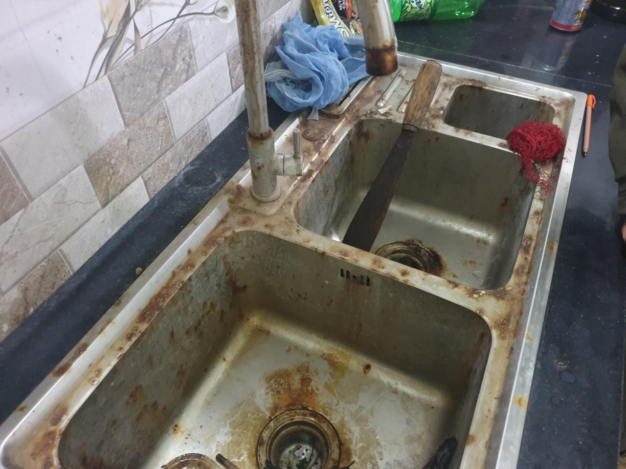 Do bị nhiễm phèn, mặn nên nhiều chậu rửa, bình lọc nước, máy giặt bị hư hỏng, hoen gỉ.