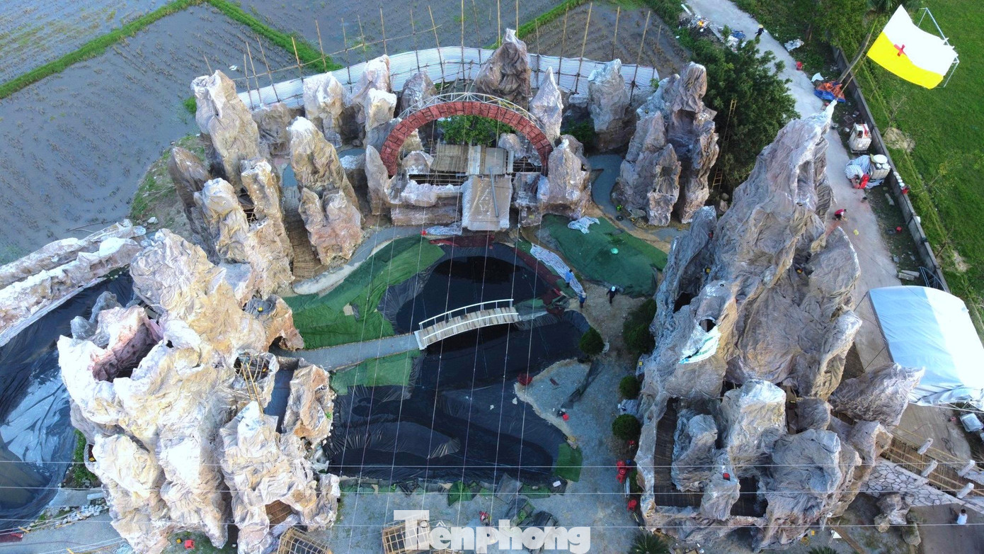 Sau thời gian đầu tư công sức, qua bàn tay khéo léo, những cây tre, cây mét cùng bao bì xi-măng được kết hợp thành hang đá rất hài hoà, đẹp mắt. Từ trên cao nhìn xuống giống như những khối đá lớn tự nhiên xếp vào nhau. Sau thời gian đầu tư công sức, qua bàn tay khéo léo, những cây tre, cây mét cùng bao bì xi-măng được kết hợp thành hang đá rất hài hoà, đẹp mắt. Từ trên cao nhìn xuống giống như những khối đá lớn tự nhiên xếp vào nhau.