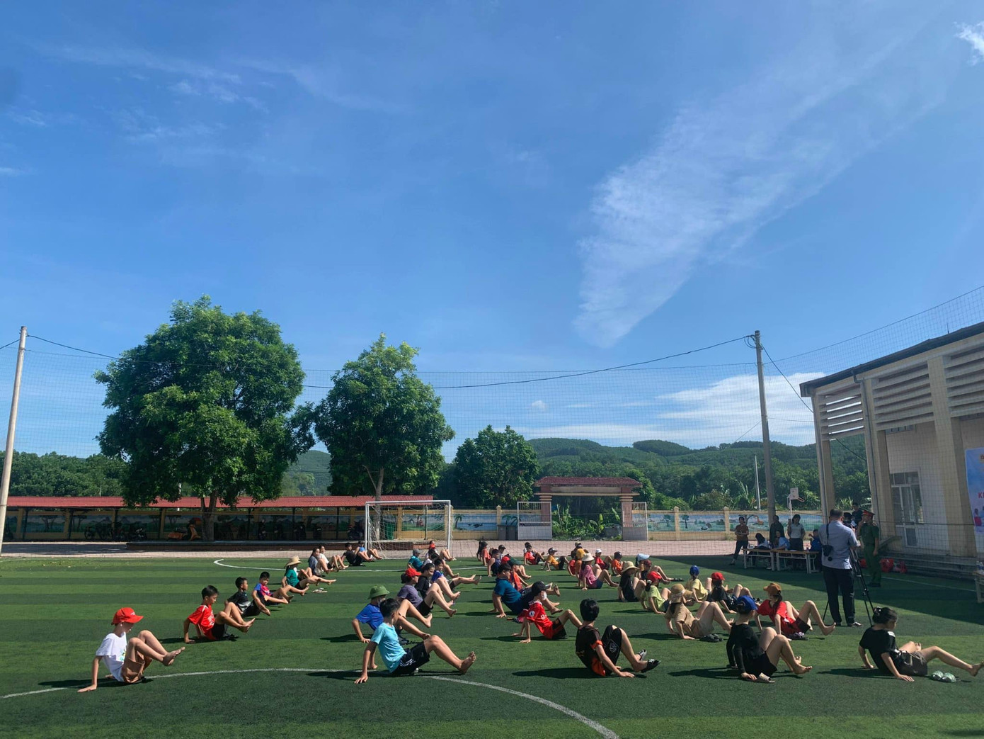 Khoá học miễn phí sẽ diễn ra từ tháng 6 đến tháng 8. Hoạt động này được Chi đoàn Công an huyện Vũ Quang tổ chức hàng năm. Các em học sinh sẽ nắm được các kỹ năng cơ bản về kỹ thuật bơi ếch và kỹ năng xử lý tình huống dưới nước.