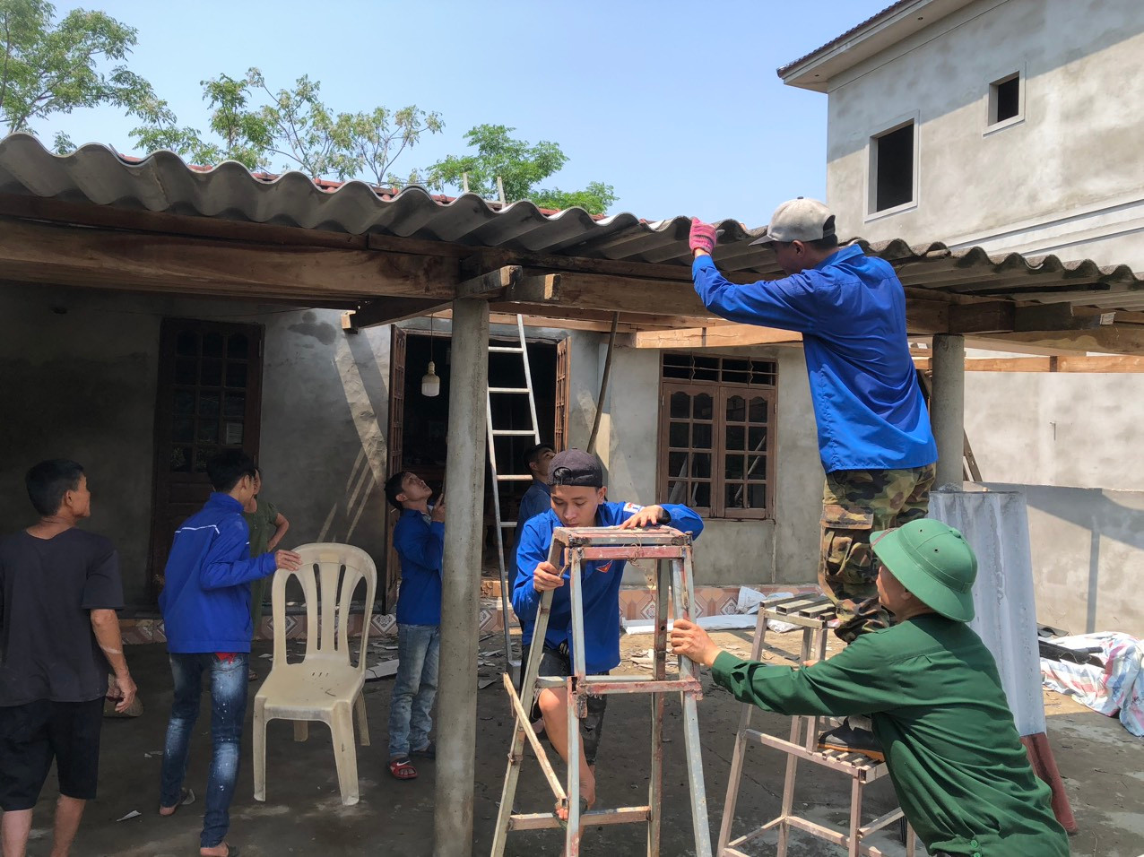 Từ sáng đến chiều ngày 29/3, hàng chục đoàn viên thanh niên xã Sơn Hồng, huyện Hương Sơn (Hà Tĩnh) đã đến cùng hỗ trợ sửa nhà giúp dân ổn định chỗ ở sau khi bị lốc xoáy làm hư hỏng tài sản.