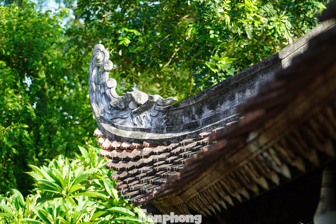 Phần mái, hoạ tiết khắc họa trên vân gỗ tạo nên nét cổ kính, linh thiêng của ngôi đền.