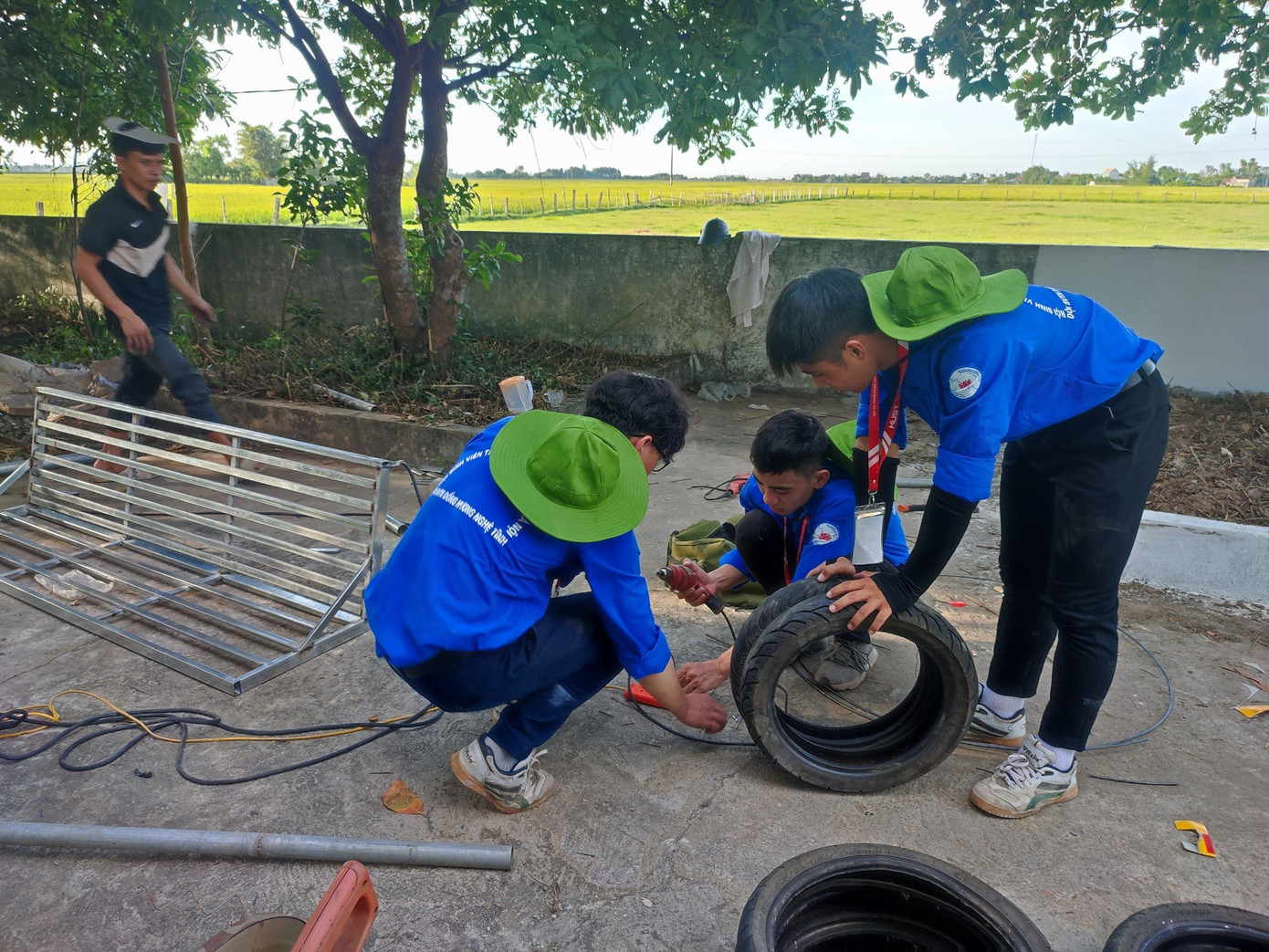 “Chúng ta có sức trẻ và nghị lực. Chúng ta sống hết mình vì tương lai”, đó là câu nói khích lệ tinh thần mà 45 bạn trẻ Trường Đại học Bách khoa Hà Nội mang theo xuyên suốt hành trình chuyến tình nguyện Mùa hè xanh khi về với mảnh đất Hà Tĩnh.