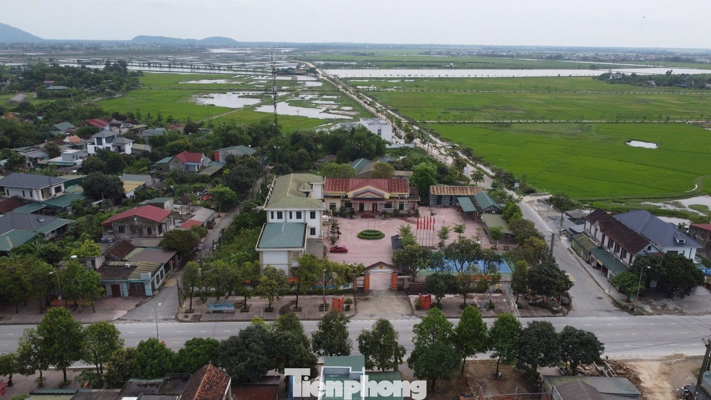 Phường Trần Phú cũng được hình thành từ các phường Thạch Trung, Đồng Môn, Thạch Hạ và xã Hộ Độ. Trụ sở UBND phường Thạch Hạ được giữ lại làm trung tâm hành chính. Đây là công trình xây dựng kiên cố, có vị trí giao thông thuận tiện.