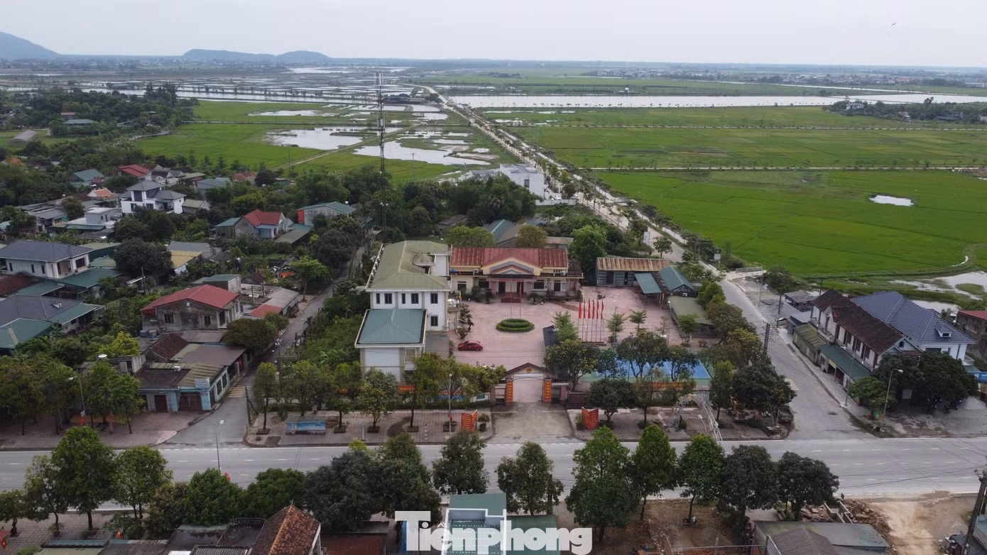 Phường Trần Phú cũng được hình thành từ các phường Thạch Trung, Đồng Môn, Thạch Hạ và xã Hộ Độ. Trụ sở UBND phường Thạch Hạ được giữ lại làm trung tâm hành chính. Đây là công trình xây dựng kiên cố, có vị trí giao thông thuận tiện.