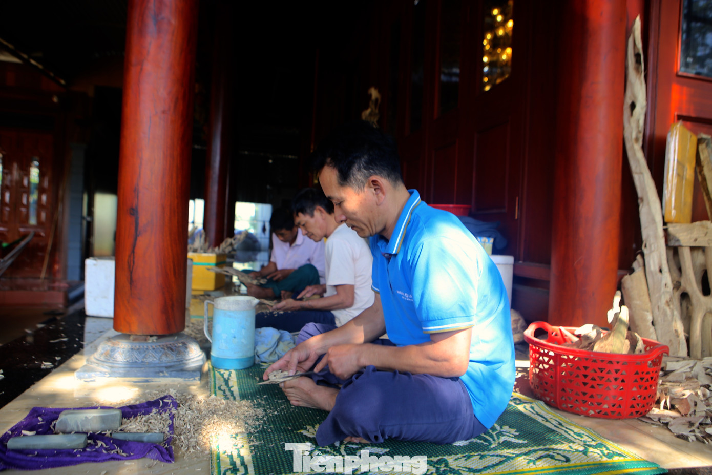 Những ngày này, các cơ sở làm trầm hương, trầm cảnh tại huyện Hương Khê (Hà Tĩnh) đang tất bật làm hàng để phục vụ thị trường Tết Nguyên đán.