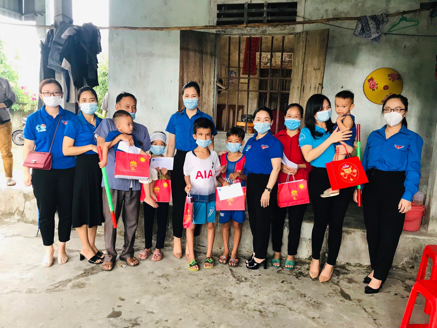 Các cơ sở trong toàn tỉnh trao quà trung thu cho các em thiếu nhi. Các cơ sở trong toàn tỉnh trao quà trung thu cho các em thiếu nhi.