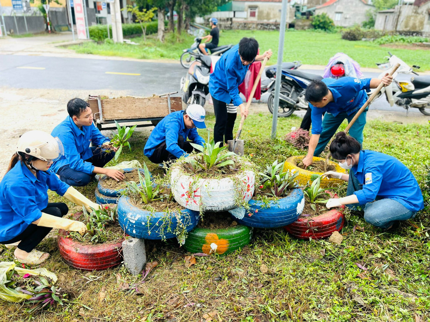 Hơn 4.000 đoàn viên thanh niên cùng ra quân tổng dọn vệ sinh môi trường các tuyến đường thanh niên tự quản, khu vực công cộng... Trong ngày đã trồng mới gần 3.000 cây xanh trên các tuyến đường.