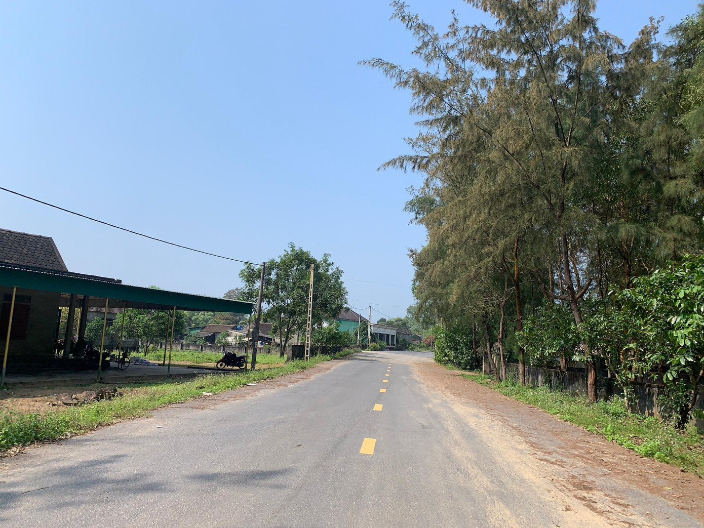 Đường dẫn vào thôn Đông Văn, xã Thạch Văn nơi đang khảo sát triển khai dự án khu du lịch biển cao cấp. Đường dẫn vào thôn Đông Văn, xã Thạch Văn nơi đang khảo sát triển khai dự án khu du lịch biển cao cấp.