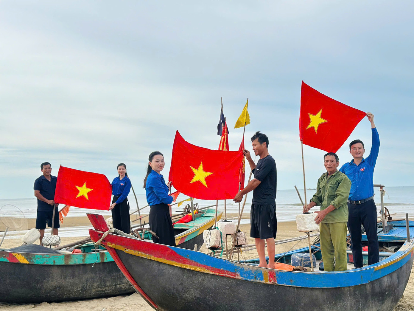 Đây là hoạt động nằm trong khuôn khổ chương trình “Tuổi trẻ tô thắm màu cờ”, hoạt động nhằm tiếp tục khơi dậy niềm tự hào dân tộc, tình yêu quê hương đất nước, đồng thời thể hiện sự quan tâm, đồng hành của tuổi trẻ với ngư dân. Đây là hoạt động nằm trong khuôn khổ chương trình “Tuổi trẻ tô thắm màu cờ”, hoạt động nhằm tiếp tục khơi dậy niềm tự hào dân tộc, tình yêu quê hương đất nước, đồng thời thể hiện sự quan tâm, đồng hành của tuổi trẻ với ngư dân.